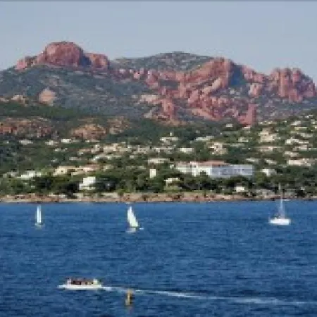 Agay Plage 9 شقة *